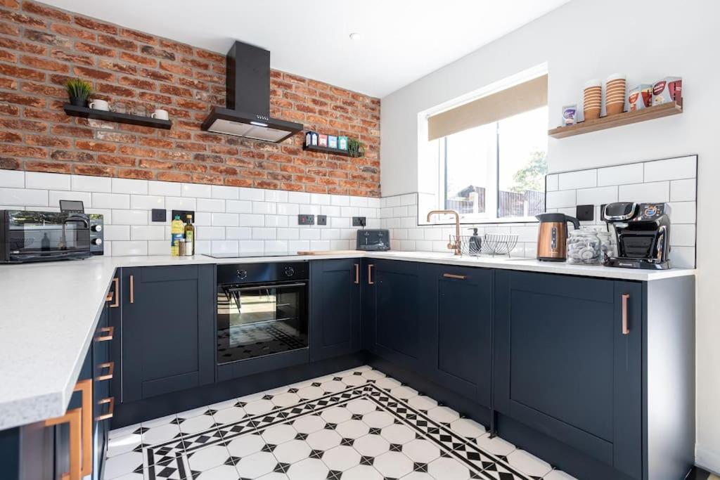 Railway House - Central Warrington - Sleeps 6 Exterior foto